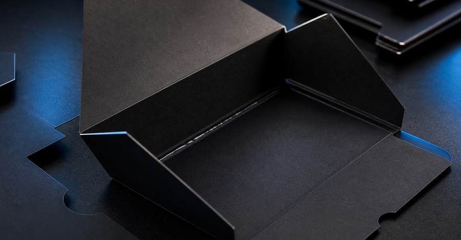 Incollatura manuale di packaging luxury